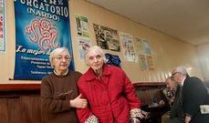 Ramona Vaamonde y su madre llevan m�s de medio siglo detr�s del mostrador de Purgatorio.