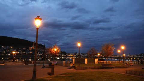 El alumbrado (en la imagen en Viveiro) es uno de los servicios esenciales prestados