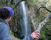 <span lang= es-es >Cuerda de apoyo</span>. La bajada final discurre  por un pedregal en una pronunciada pendiente. 