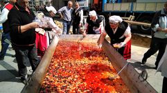 Gran fabada en la Comida en la Calle de Avil�s.Gran fabada en la Comida en la Calle de Avil�s