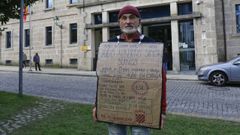 Piero Perisic lleg� a Espa�a en 1995 y obtuvo la residencia permanente, pero se la denegaron cuando Croacia ingres� en la Uni�n Europea y trat� de adecuar los papeles como ciudadano de la UE, por lo que lleva d�as protestando frente a la comisar�a de la Polic�a Nacional de Santiago