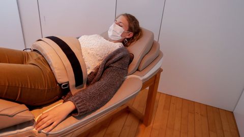 El hospital belga de Verviers tambin ha habilitado sofs vibratorios para que los sanitarios, como la enfermera de la imagen, se relajen