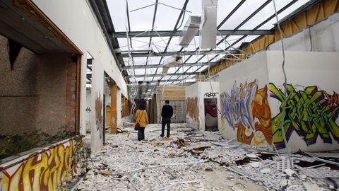 El centro se fue cayendo poco a poco con ayuda de los v�ndalos. Ahora ya no queda ni rastro de estos cascotes y escombros 