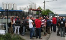 Bloqueo de ganaderos en septiembre delante de la factor�a de L�cteos P�rez, en A Pereira. 
