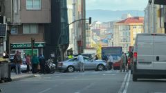 Accidente entre un coche y un autob�s en el cruce de la ronda de Nelle y la avenida Fisterra