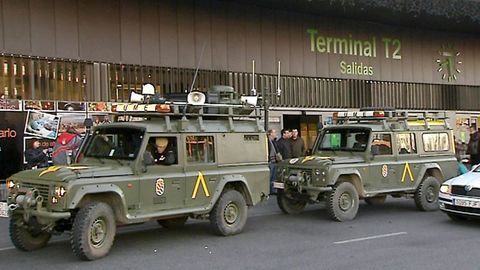 Unidades de la UME en el aeropuerto de Barajas despu�s de que se declarase en diciembre del 2010 el estado de alarma por primera vez en la historia de la democracia