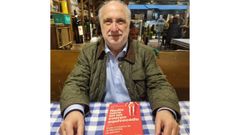 El profesor de Psicolog�a de la Universidad de Oviedo, Marino P�rez, junto con su obra �Nadie nace en un cuerpo equivocado�