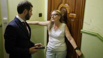 Pilar Prez y su abogado, Xaime da Pena, a las puertas de su vivienda de la calle Eusebio da Guarda