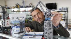 Gil, con su maqueta de la gr�a Elyma 80 tn,  de la que ha fabricado 50 unidades y ya solo quedan a la venta doce
