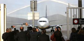 La compa��a Ryanair estren� ayer su vuelo a Bolonia y ma�ana inaugurar� el de Dubl�n. 