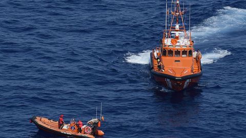Los equipos de rescate buscan los cuerpos de los ocupantes de la avioneta en la zona del accidente.