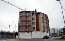 En la avenida de Santiago se sit�a un edificio con pisos nuevos que todav�a est�n sin vender. 