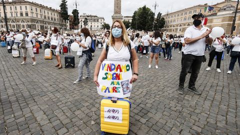 En Roma, los trabadores del sector del turismo han vuelto a reclamar en la calle ayudas al Gobierno