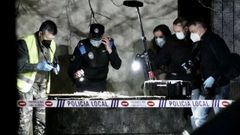 Investigadores examinan el pozo la noche en la que apareci� el cad�ver, el pasado 21 de febrero.