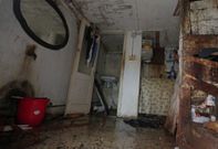 <span lang= es-es >Hogar indigno</span>. Manuel P�rez llevaba una vida indigna en una casa ruinosa con demasiada basura acumulada. Carec�a de un servicio equipado y de una cocina que funcionase. Su habitaci�n, seg�n parece, qued� muy afectada por las llamas. Los bomberos tardaron cuatro horas en extinguir el incendio. 