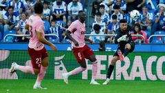 El guardameta deportivista Leo Rom�n, sacando de puerta, ante una publicidad de Feiraco en el estadio Abanca Riazor.