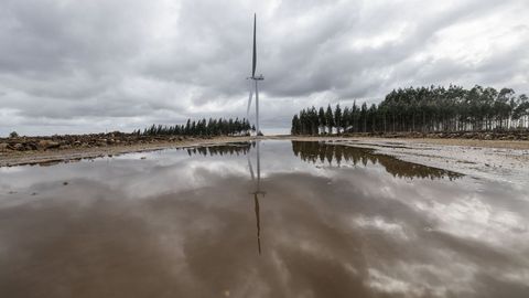 EL PARQUE DE MONTE TOURADO, EN ZAS, YA EST FINALIZADO. El parque elico de Monte Tourado, en el municipio de Zas (foto de uno de sus cinco aerogeneradores), ya est completamente montado, tras varios meses de obras, pero an no operativo, algo que se espera que ocurra este mes, segn destaca la empresa promotora, Norvento. Los molinos miden 105 metros de alto. La potencia instalada es de 22,5 megavatios, con una inversin total de algo ms de 19 millones de euros