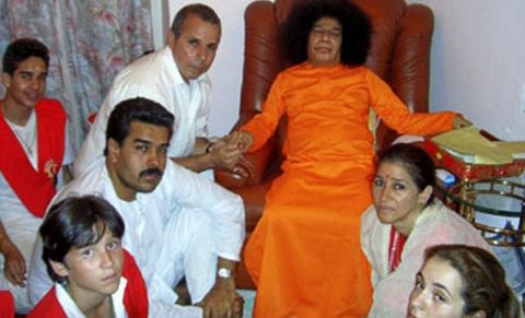 Maduro cuando era jefe de la Asamblea Nacional y su mujer, Cilia, visitando en el 2005 al santn indio Sai Baba en Nueva Deli.
