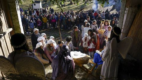 El pueblo, admirando el nacimiento del nio Jess