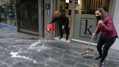 Comerciantes de Alfredo Bra�as, fregona en mano