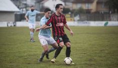 El lalinense Iker Hurtado controla un bal�n ante un defensor del Vilalonga este domingo. 