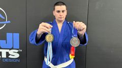 Adri�n Fern�ndez luce con orgullo las dos medallas que ya est�n en su poder a pesar de su corta trayectoria.