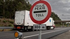 Un cami�n aproxim�ndose a un peaje de la AP-9