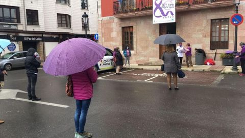 Lectura del manifiesto feminista en Parres