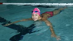 Imagen de Nadiuska Ouvi�a en la piscina de Boiro