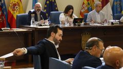 Un momento del pleno de la Diputaci�n de Lugo, con Ameijide, del PP, en primer t�rmino, y Efr�n Castro y Carmela L�pez en la presidencia