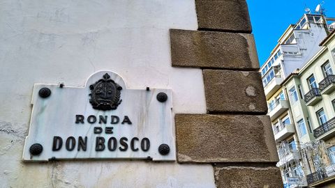 En la Ronda de Don Bosco hay dos placas idénticas