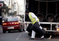 Reparto de cubos para la recogida de basura en una calle del centro de Monforte.