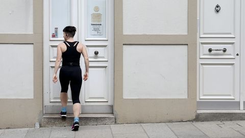 Una mujer vestida en ropa deportiva, en una calle de Santiago