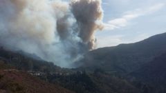 Las llamas avanzan sin freno en el incendio forestal de Baleira