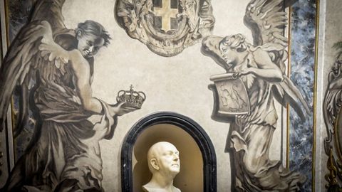 El �ngel con el rostro de Meloni, a la derecha, que ya ha sido borrado