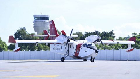 Llegada al aeropuerto del hidroavi�n que tra�a a los dos espa�oles desaparecidos. 