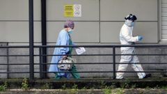 Personal sanitario, en el hospital Montecelo, en Pontevedra