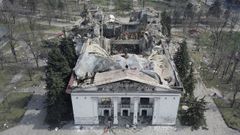 Imagen captada por un dron del teatro de Maripol destruido por las bombas rusas en un ataque el pasado marzo en el que murieron ms de 300 civiles que se haban refugiado en el recinto.