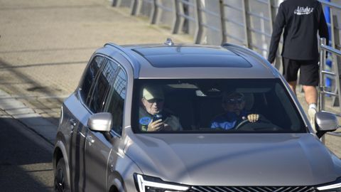 El rey emrito, Juan Carlos I, a su llegada al puerto deportivo de Sanxenxo este sbado