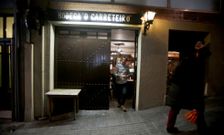 Los delincuentes reventaron con un coche el portal�n de la bodega O Carreteiro. 