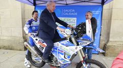 José Tomé, subido a una moto, junto al piloto Eduardo Iglesias