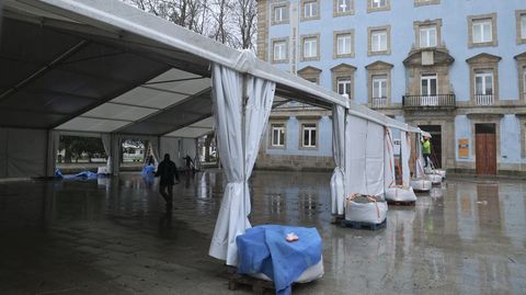 Montaje de la carpa este viernes en la plaza de la Constituci�n para el mitin del PSOE.