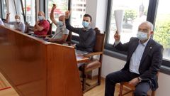 El socialista Alberto Garc�a, a la derecha, recuper� la alcald�a de Catoira, que hab�a perdido tras las elecciones
