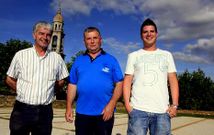 El presidente de la comisi�n, flanqueado por el vicepresidente (izquierda) y el tesorero
