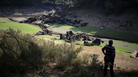 El viejo Portomar�n solo sale a la luz cuando la sequ�a reduce hasta el extremo el caudal del r�o Mi�o
