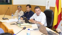 El Concello de Ponteceso (en la imagen, un pleno de la corporaci�n municipal) logr� amortizar los casi dos millones de euros que lleg� a adeudar