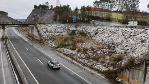 Nieve acumulada en los taludes de la autov�a AG-64, a su paso por As Pontes.