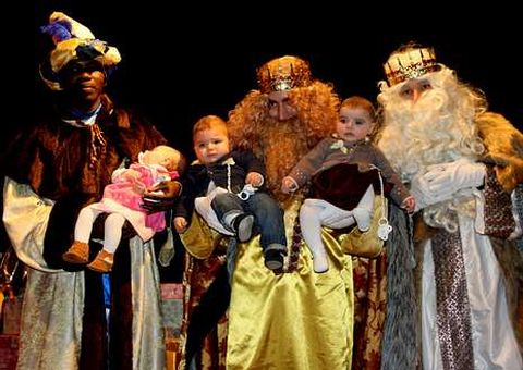 Los Reyes recibieron en Cerceda la visita de varios beb�s.