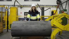 La ingeniera qu�mica Alba Tu�as, junto a un electrodo de grafito, en las instalaciones de Resonac Graphite en A Coru�a.