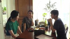 Fotograma del filme �Nuestro d�a�, en una de las t�picas escenas de conversaciones de Hong Sang-soo.